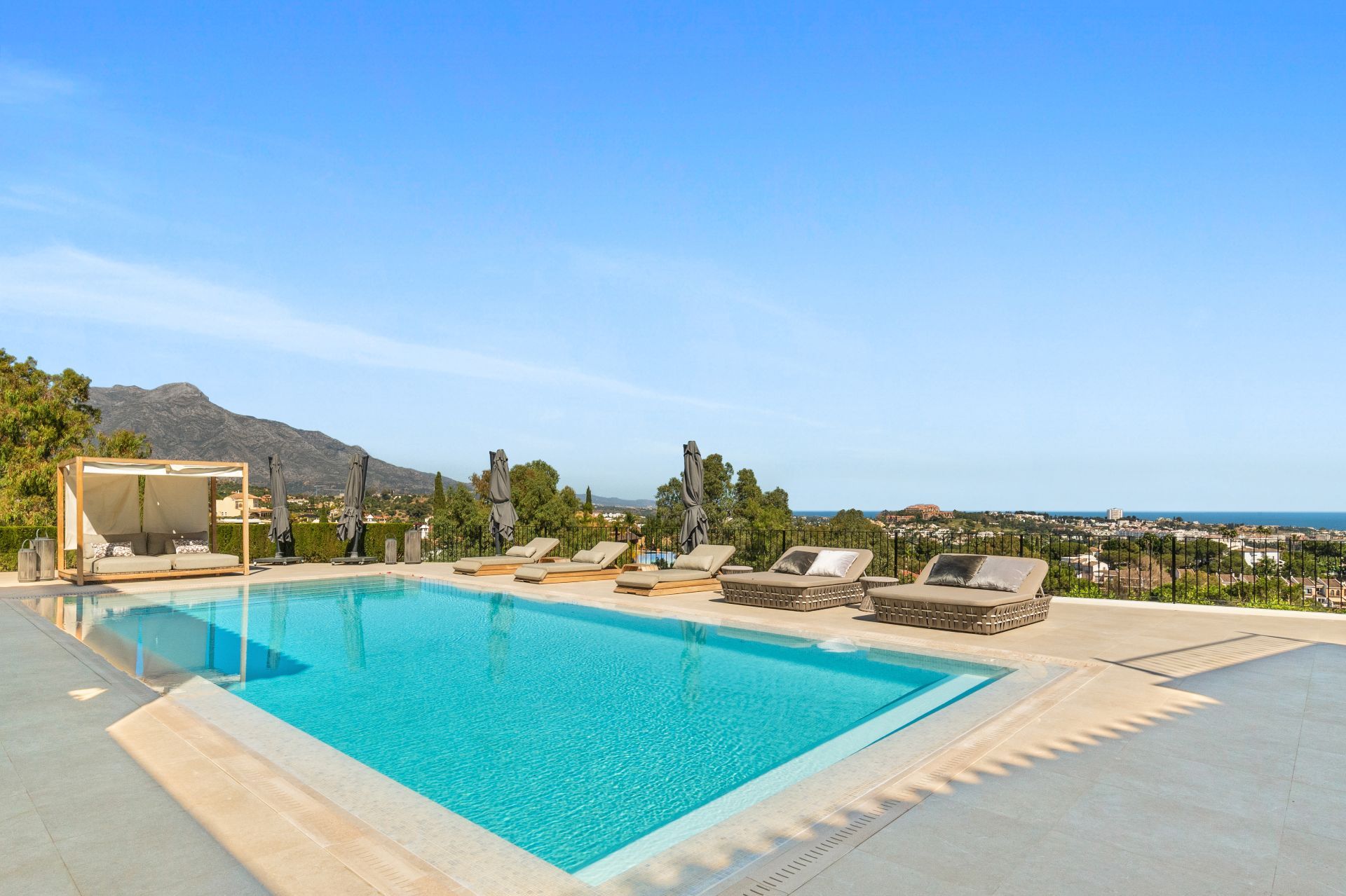 7 Bed, 9 Bath - Villa for Sale in La Quinta, Benahavis