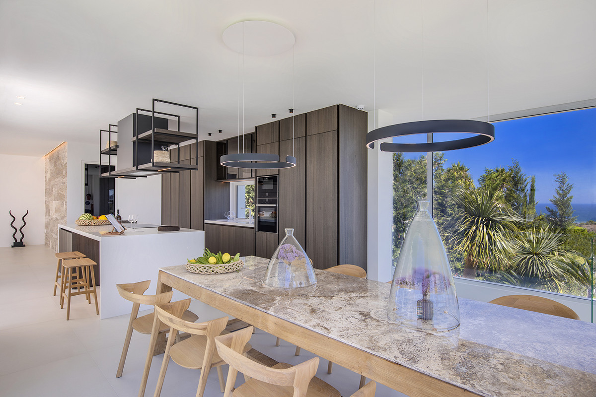 5 Bed, 5 Bath - Villa for Sale in New Golden Mile, Estepona