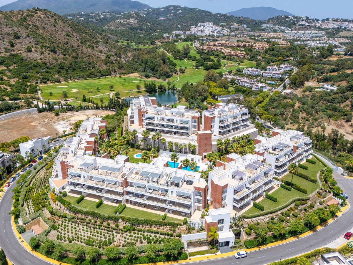 Piso de 2 Dormitorios y 2 Baños en venta en Los Arqueros, Benahavís