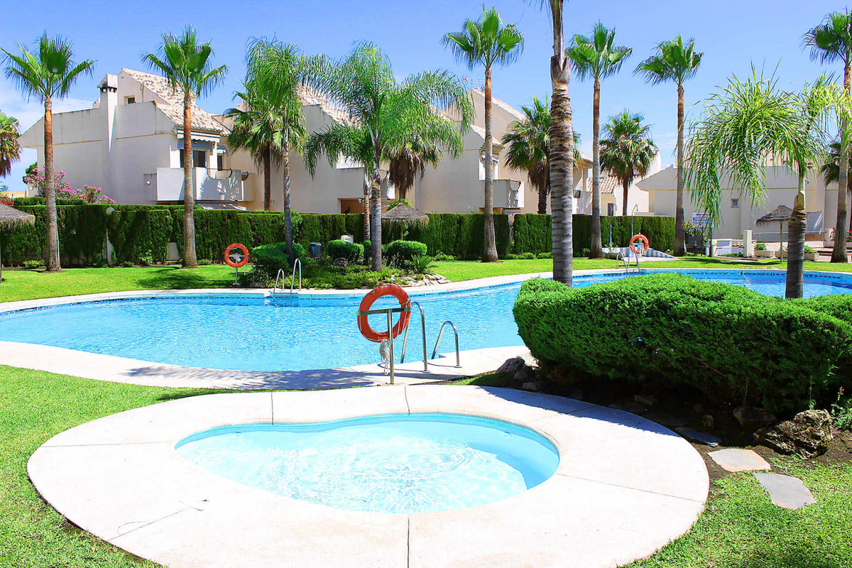 Casa Adosada de 3 Dormitorios y 3 Baños en alquiler en Las Chapas, Marbella