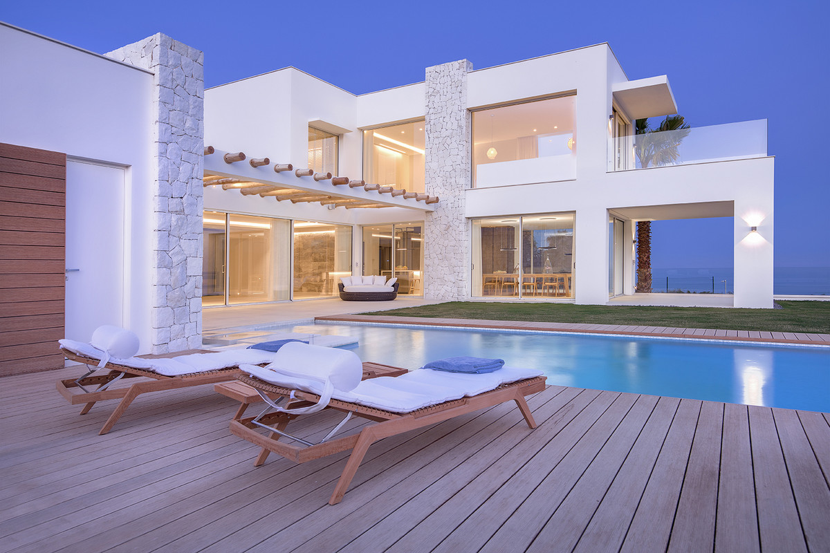 5 Bed, 5 Bath - Villa for Sale in New Golden Mile, Estepona
