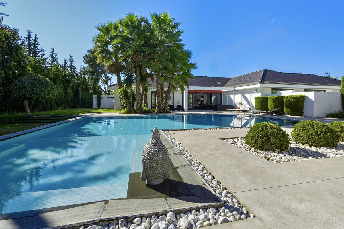 Casa de 6 Dormitorios y 7 Baños en venta en Guadalmina Baja, San Pedro de Alcántara
