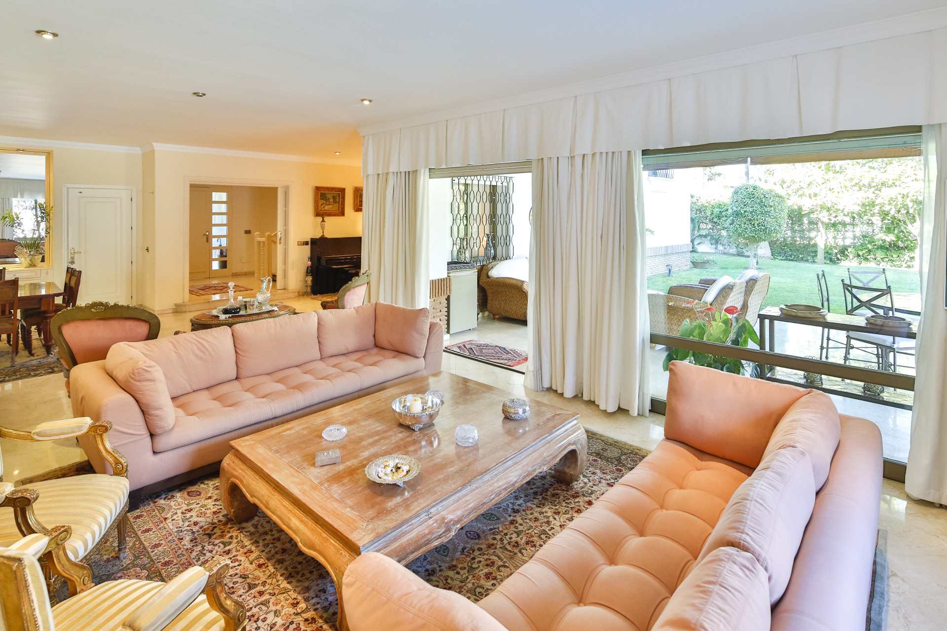 Casa de 6 Dormitorios y 4 Baños en venta en Los Monteros, Marbella