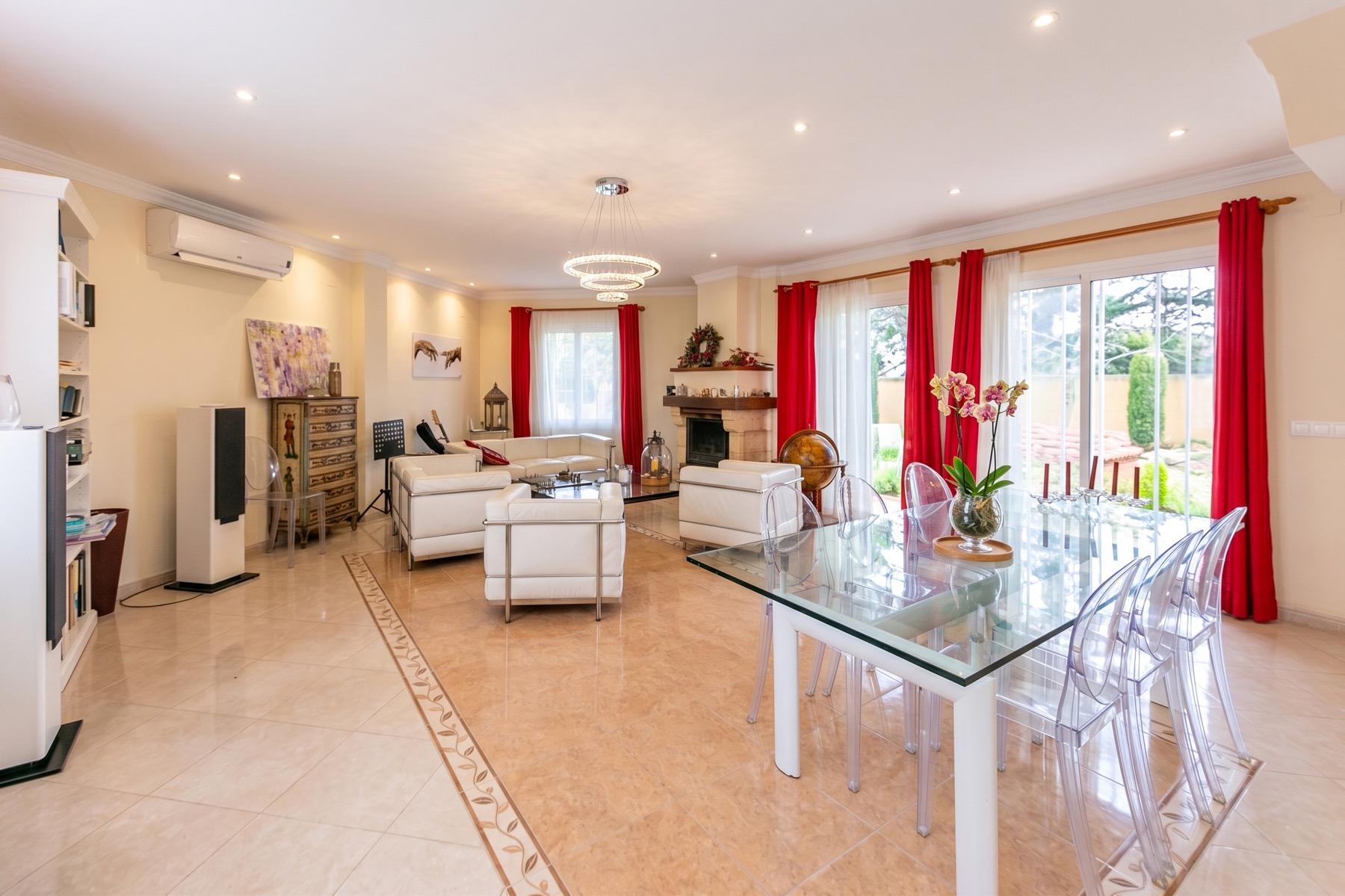 Casa de 5 Dormitorios y 4 Baños en venta en El Faro, Mijas
