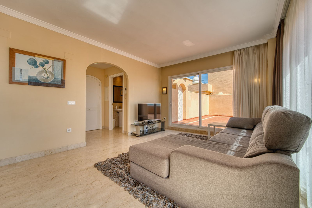 Ático de 3 Dormitorios y 2 Baños en venta en Elviria, Marbella