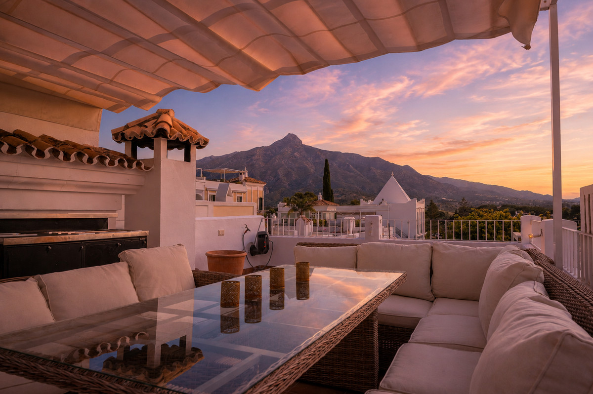 Casa Adosada de 3 Dormitorios en venta en Nueva Andalucía, Marbella
