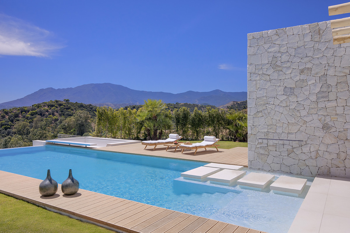 5 Bed, 5 Bath - Villa for Sale in New Golden Mile, Estepona