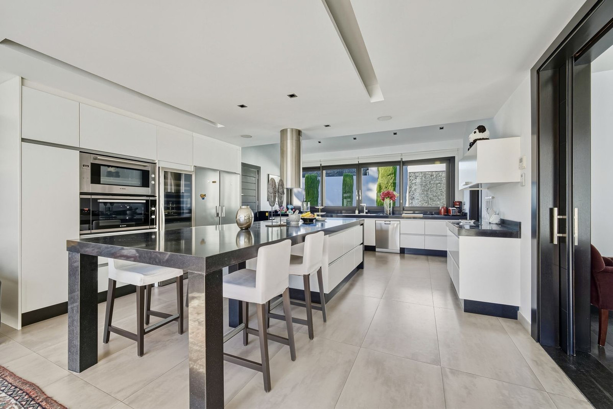Casa de 6 Dormitorios y 7 Baños en venta en Guadalmina Baja, San Pedro de Alcántara