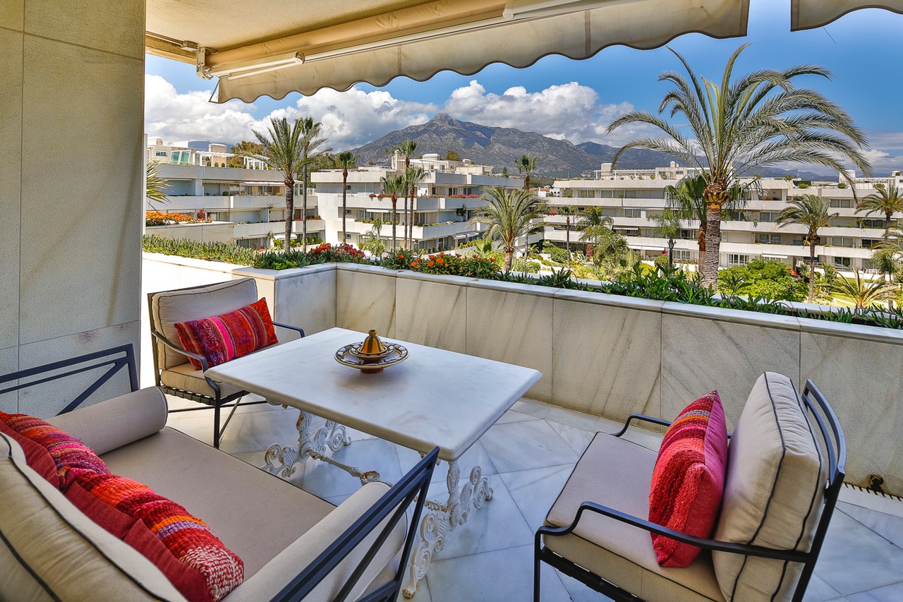 3 Bed, 4 Bath - Penthouse for Sale in Puerto Banus, Marbella