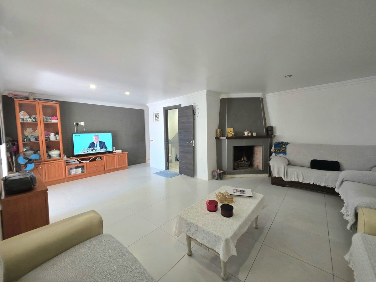 Casa Adosada de 3 Dormitorios y 2 Baños en venta en Estepona