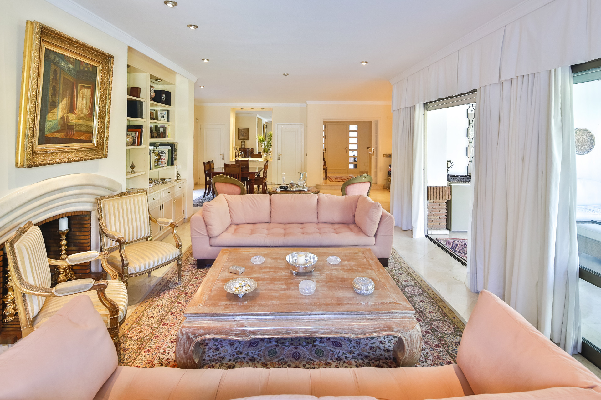 Casa de 6 Dormitorios y 4 Baños en venta en Los Monteros, Marbella