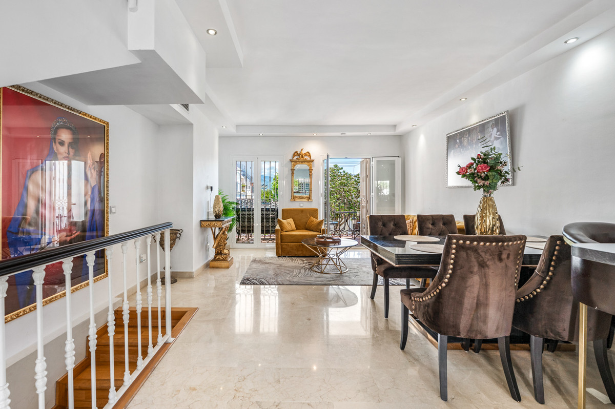 Casa Adosada de 3 Dormitorios en venta en Nueva Andalucía, Marbella