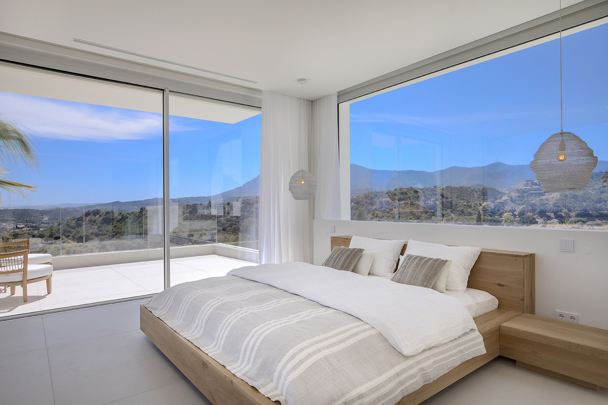 5 Bed, 5 Bath - Villa for Sale in New Golden Mile, Estepona