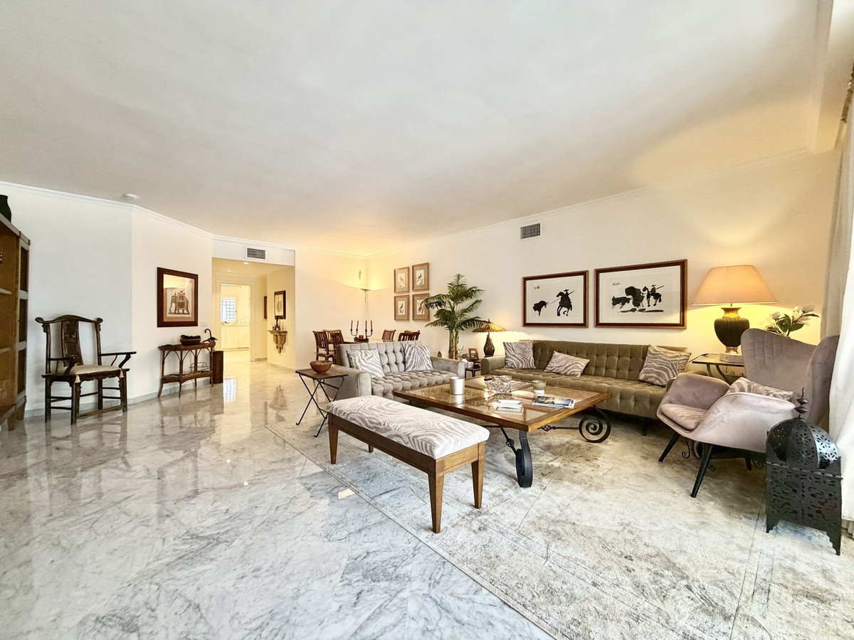 Piso de 2 Dormitorios y 2 Baños en alquiler en Milla de Oro, Marbella