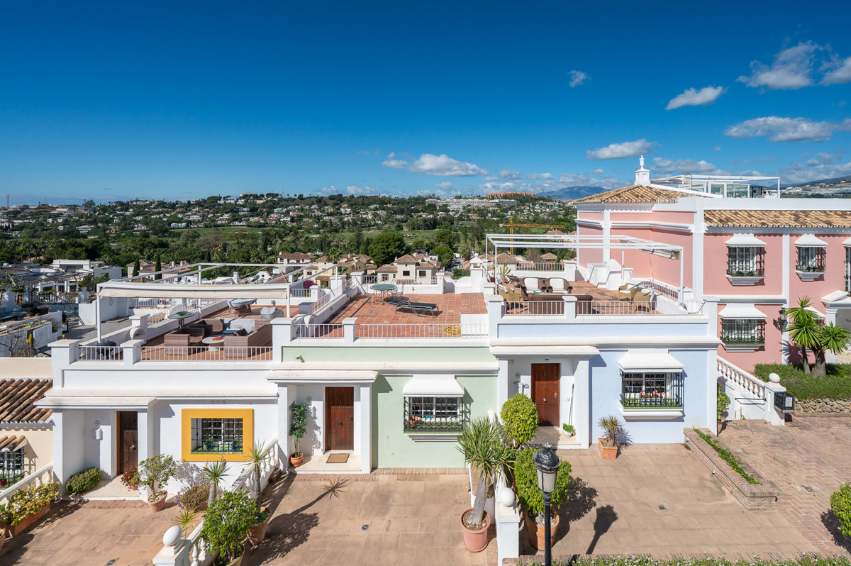 Casa Adosada de 3 Dormitorios en venta en Nueva Andalucía, Marbella