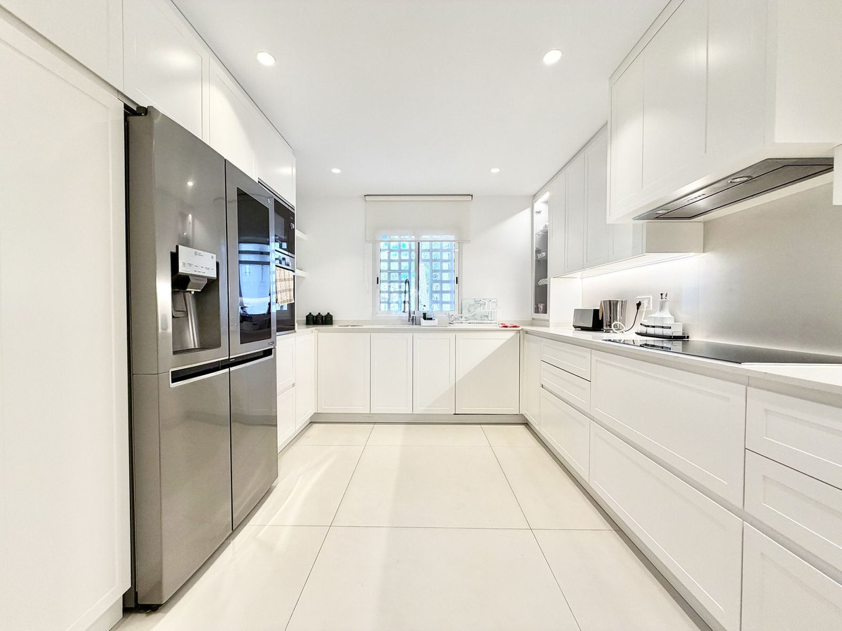 Piso de 2 Dormitorios y 2 Baños en alquiler en Milla de Oro, Marbella