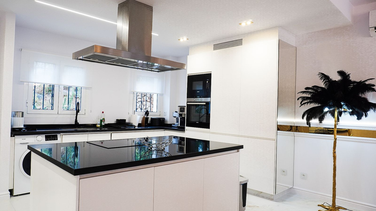 2 спални, 1 баня - Апартамент за продажба в Nueva Andalucia, Marbella