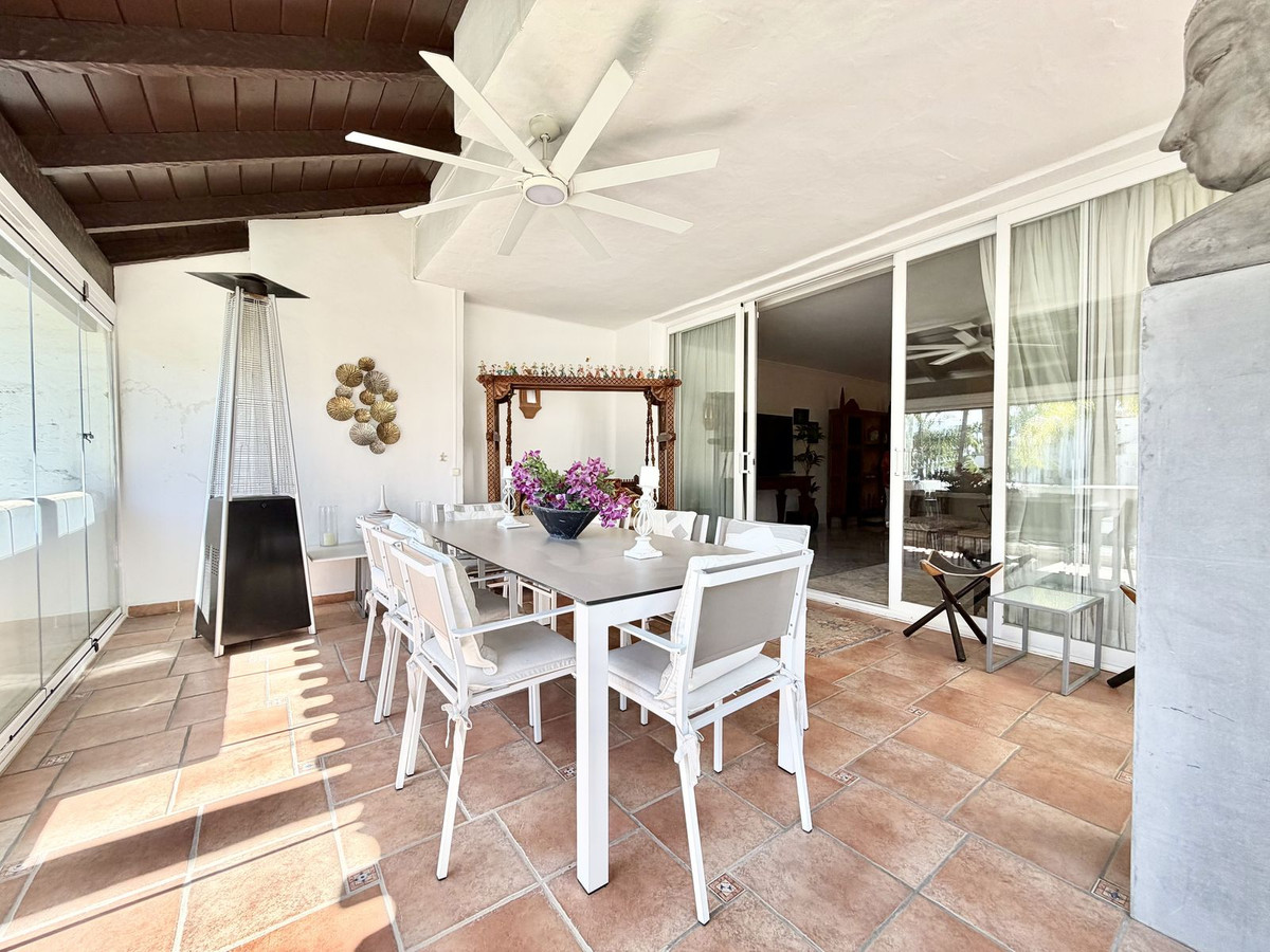 Piso de 2 Dormitorios y 2 Baños en alquiler en Milla de Oro, Marbella