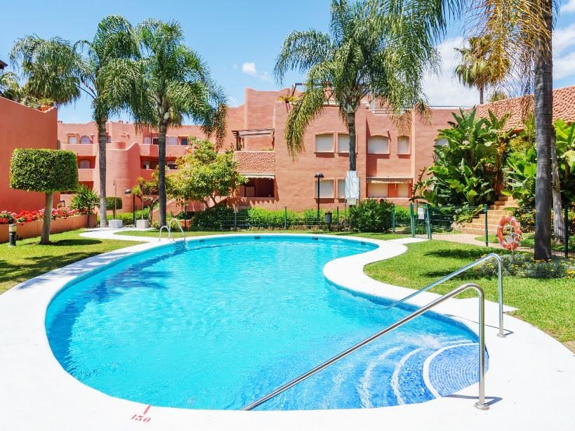 Piso de 2 Dormitorios y 2 Baños en alquiler vacacional en Costabella, Marbella