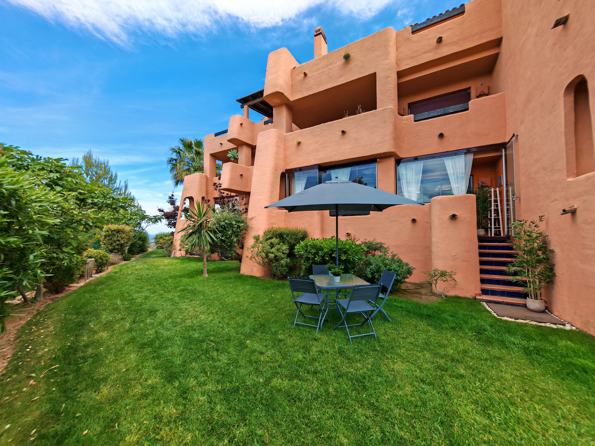 Piso de 2 Dormitorios y 2 Baños en venta en La Mairena, Marbella