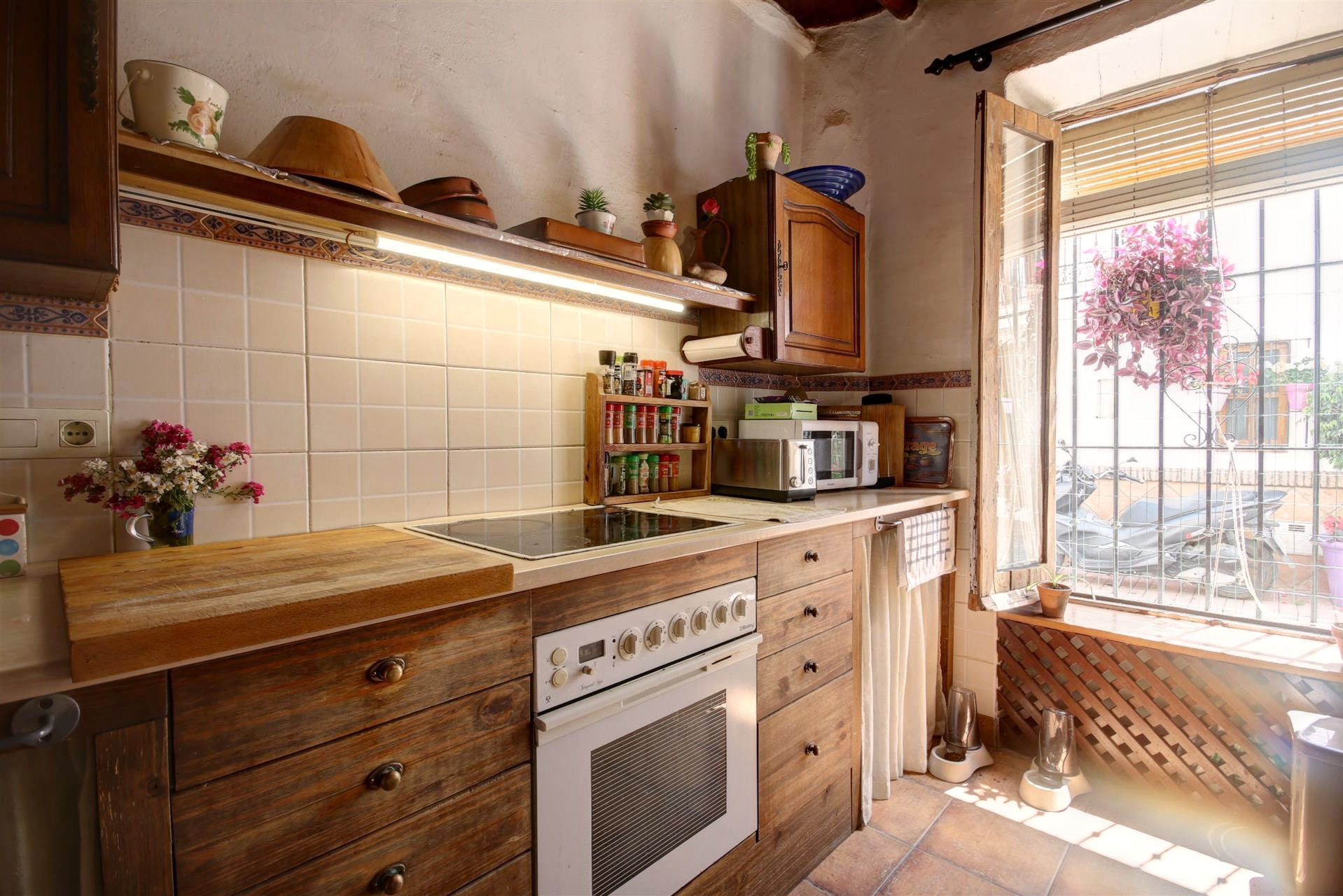 Casa Adosada de 3 Dormitorios en venta en La Alqueria, Estepona