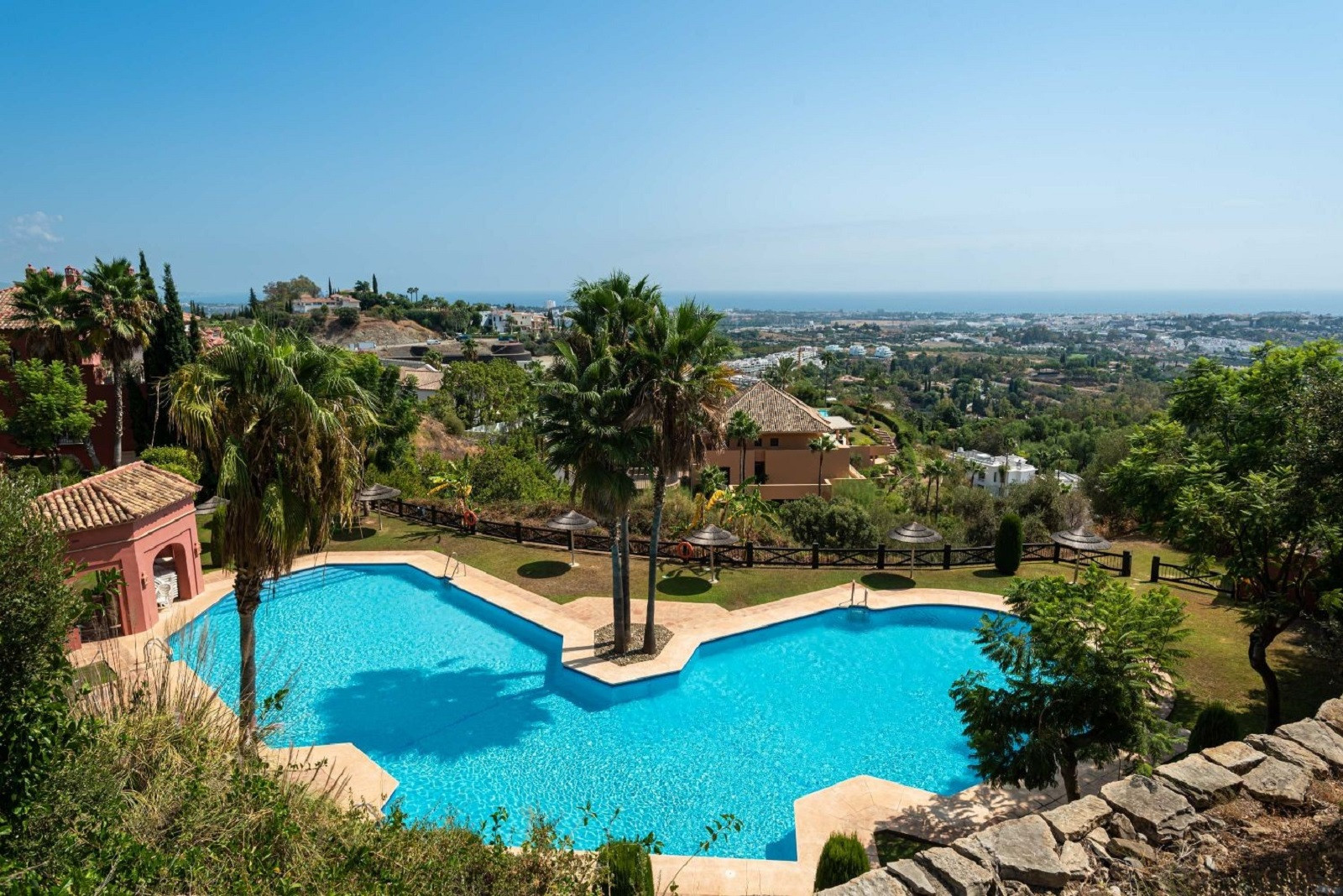 Piso de 2 Dormitorios y 2 Baños en venta en Monte Halcones, Benahavís