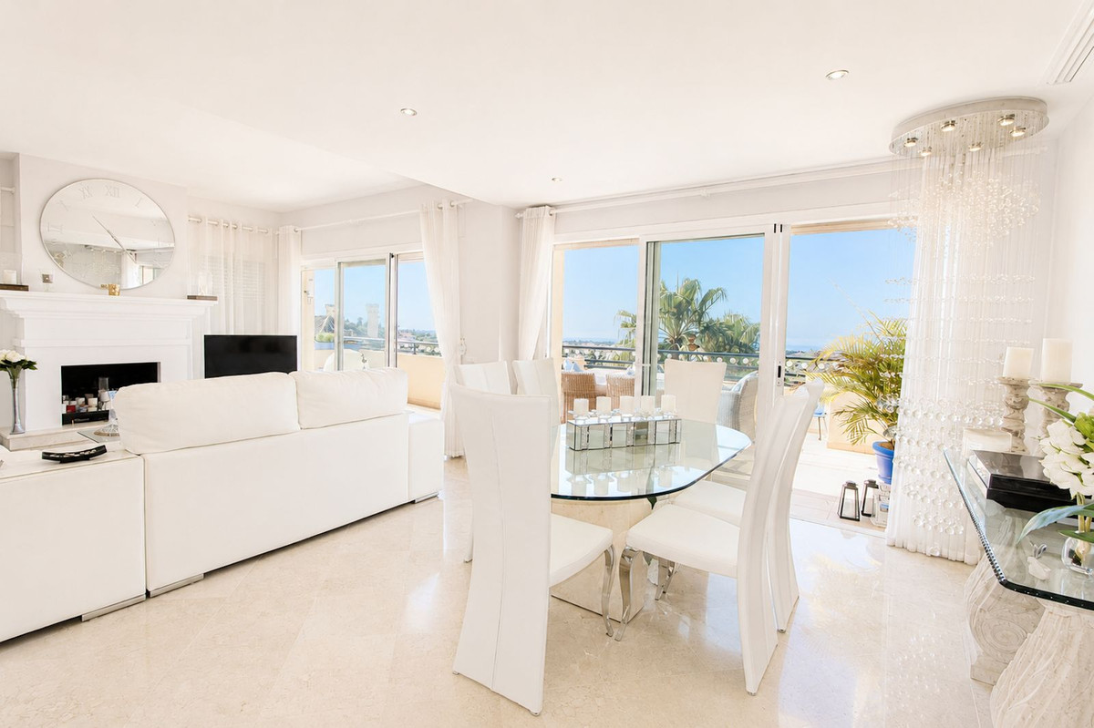 Ático de 3 Dormitorios y 3 Baños en venta en Elviria, Marbella