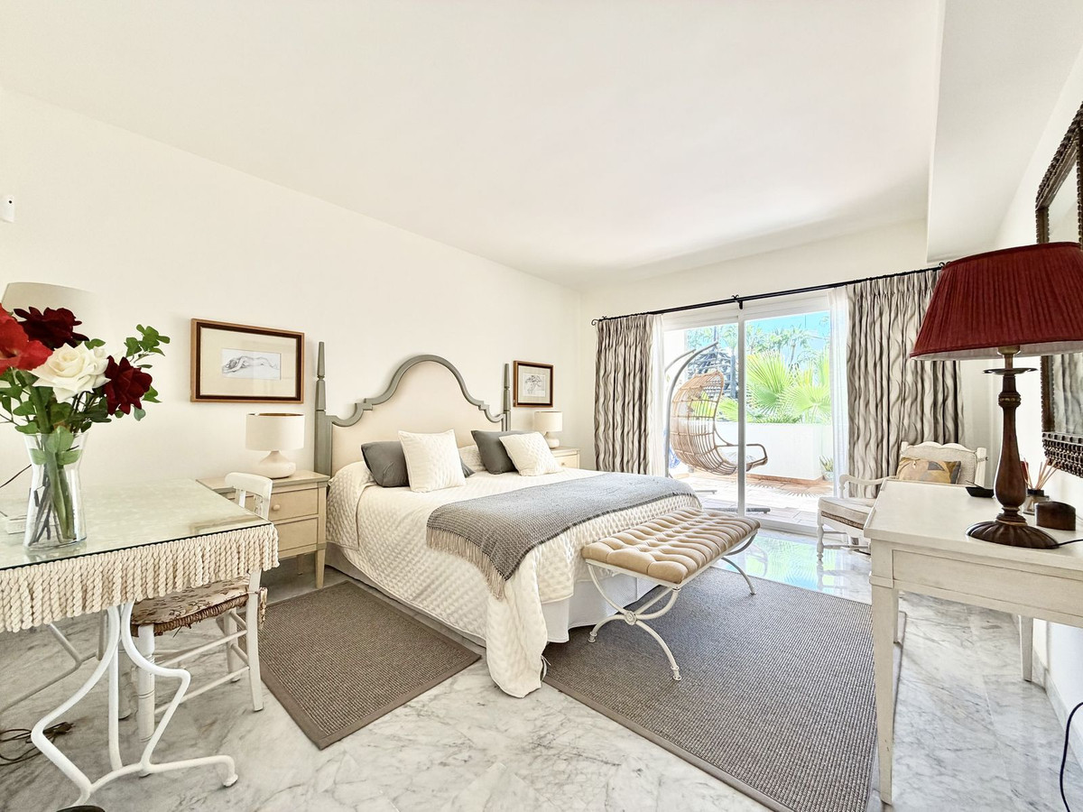 Piso de 2 Dormitorios y 2 Baños en alquiler en Milla de Oro, Marbella