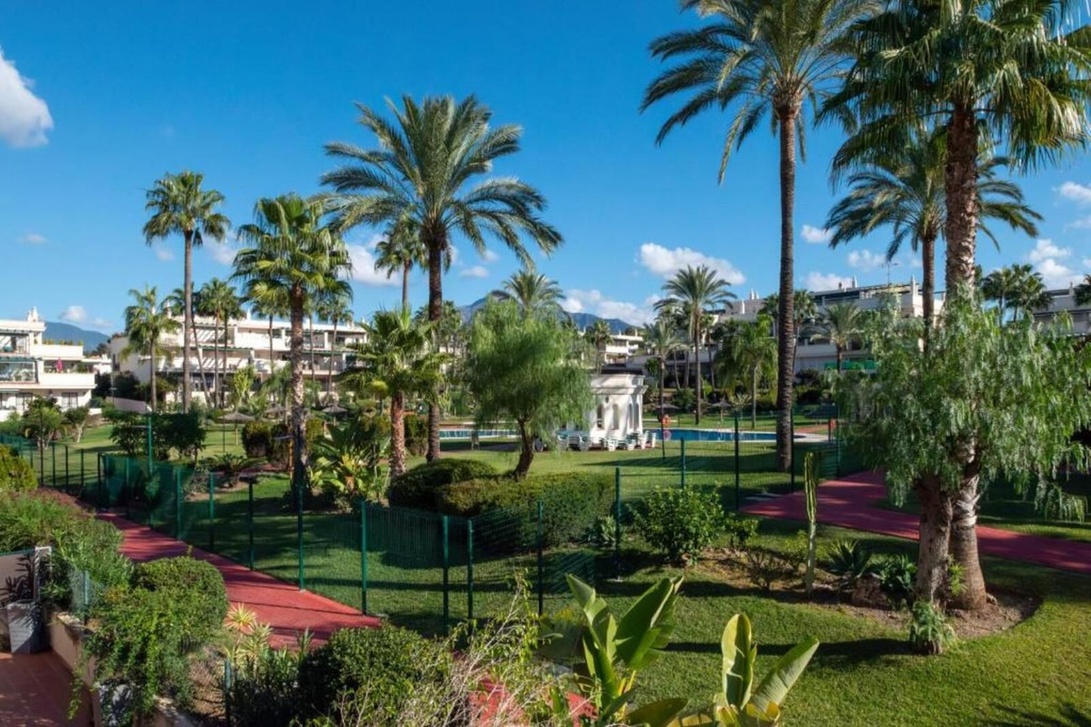 Piso de 2 Dormitorios y 2 Baños en alquiler en Nueva Andalucía, Marbella