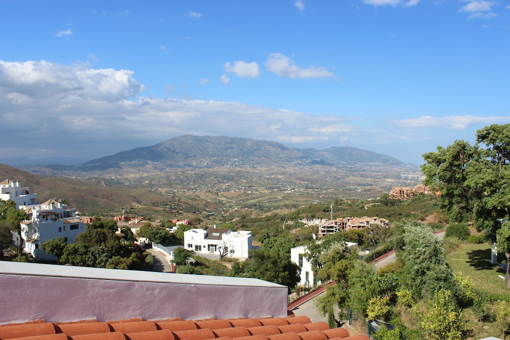 Casa de 6 Dormitorios en alquiler vacacional en La Mairena, Marbella