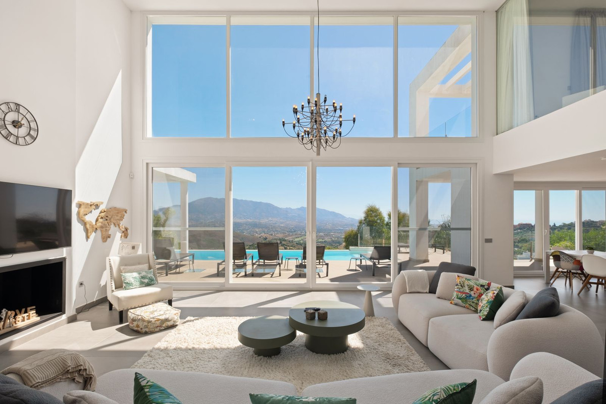Casa de 5 Dormitorios en venta en La Mairena, Marbella
