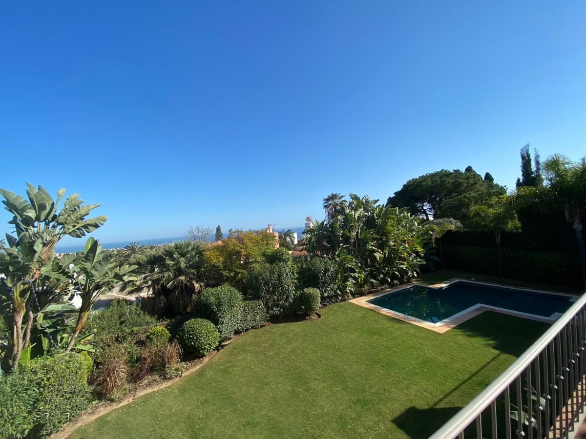 Casa de 5 Dormitorios y 4 Baños en alquiler en Sierra Blanca, Marbella