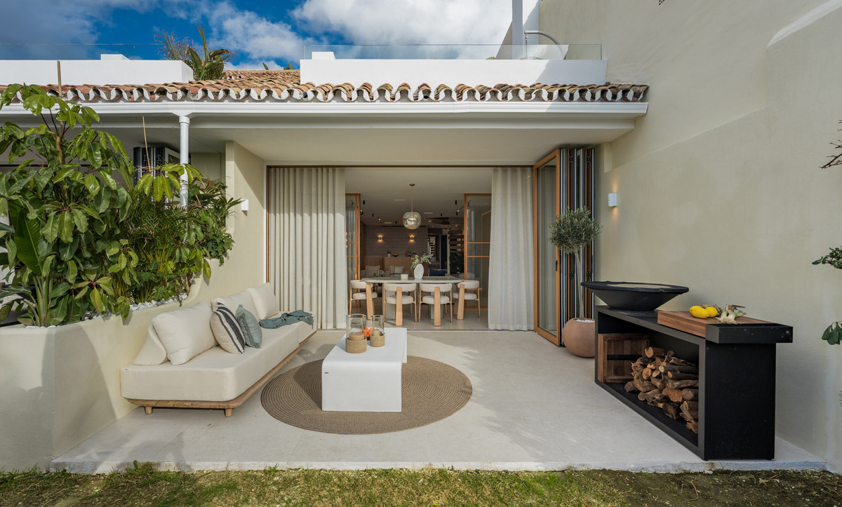 Casa Adosada de 4 Dormitorios y 3 Baños en venta en Nueva Andalucía, Marbella
