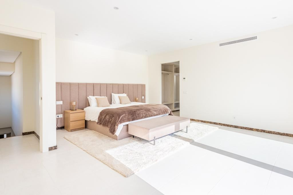 Casa de 4 Dormitorios y 4 Baños en alquiler en Estepona