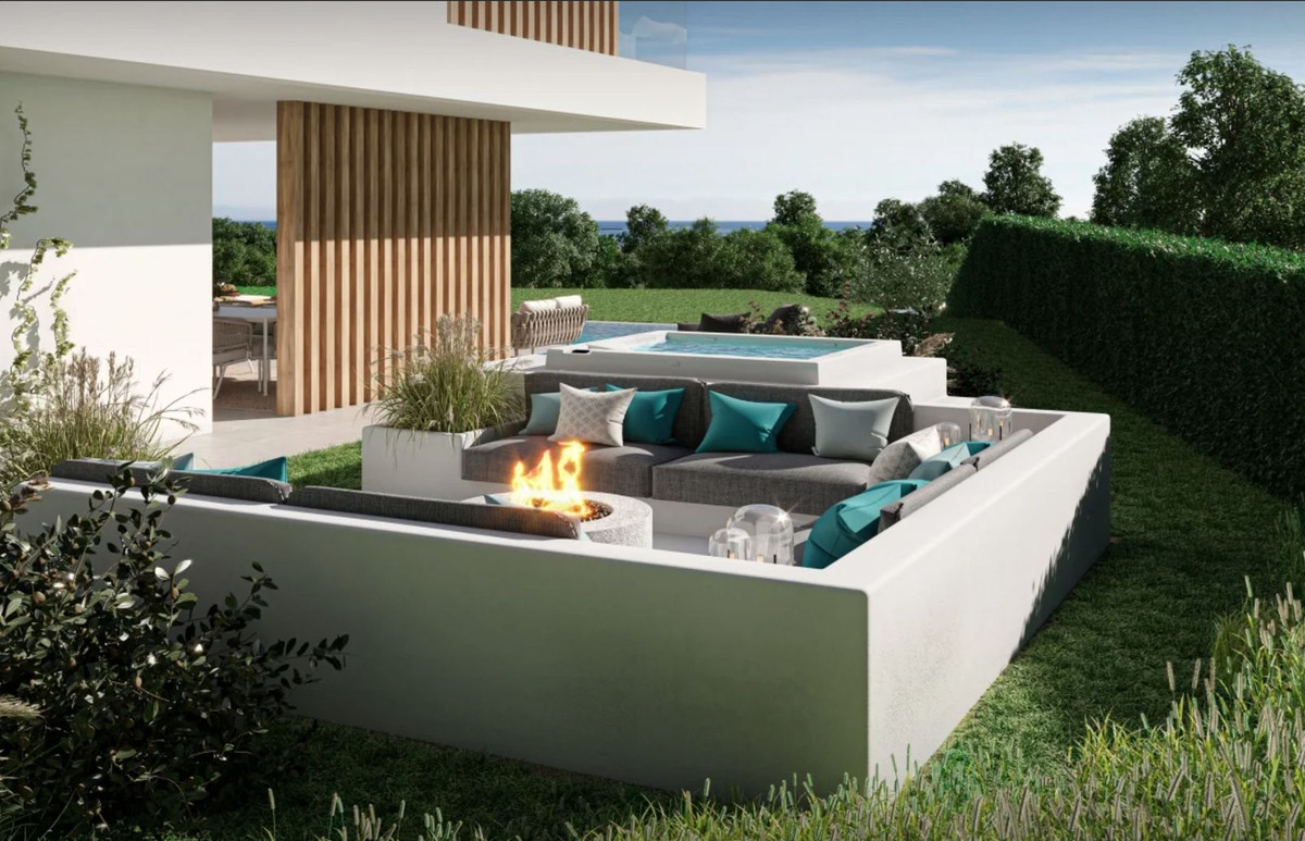 5 Bed, 5 Bath - Villa for Sale in New Golden Mile, Estepona