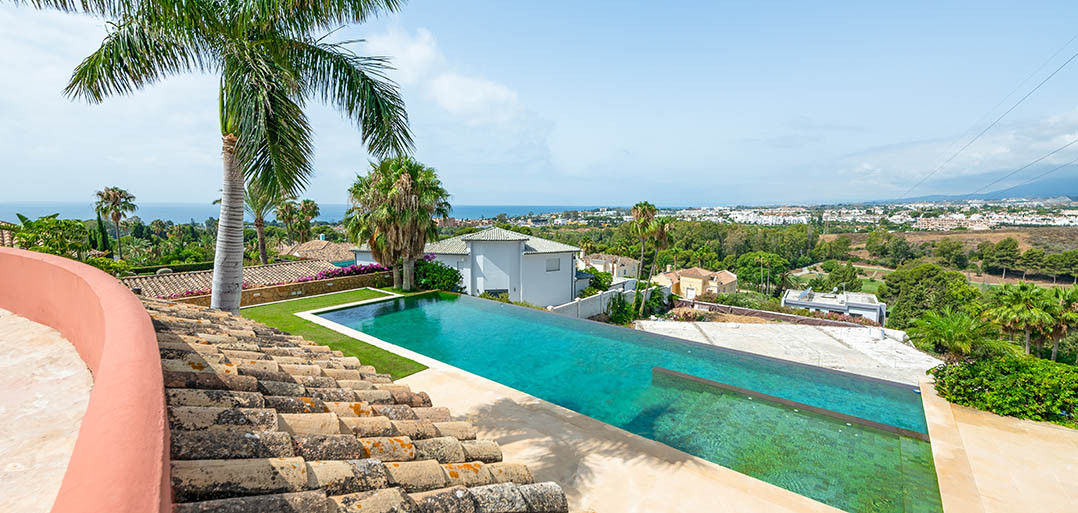 Casa de 8 Dormitorios y 7 Baños en venta en El Paraíso, Estepona