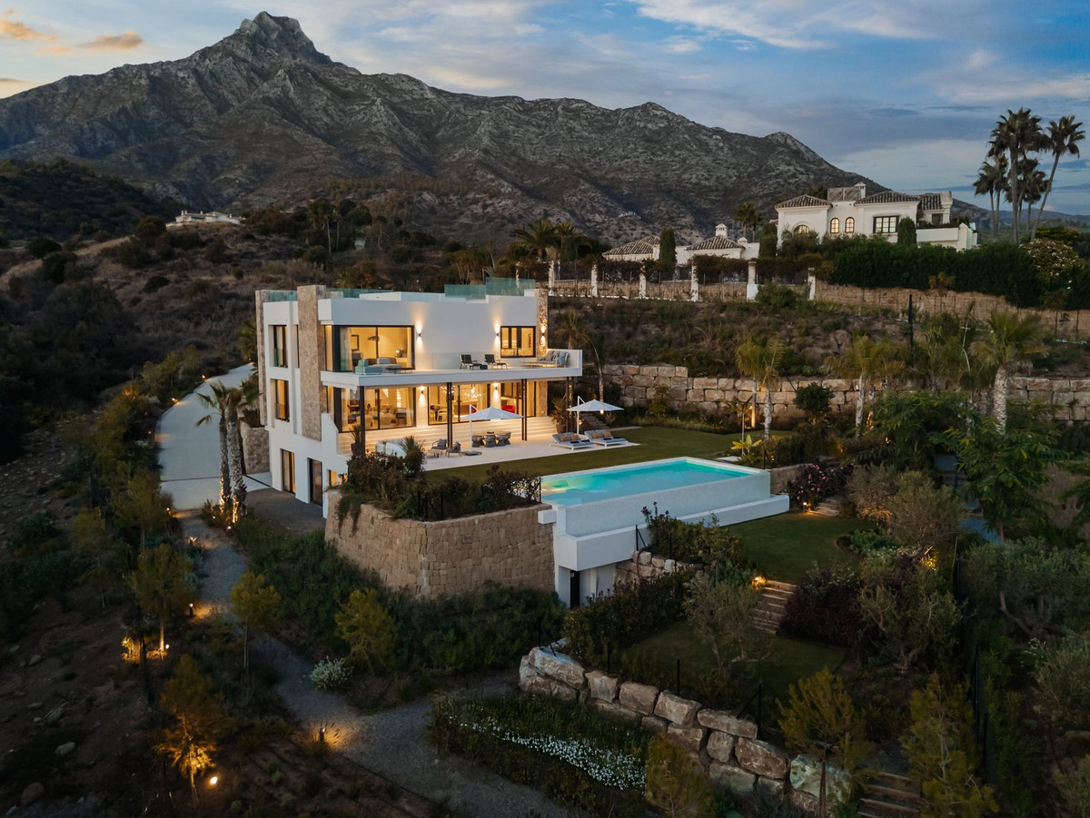 Casa de 5 Dormitorios en venta en Milla de Oro, Marbella