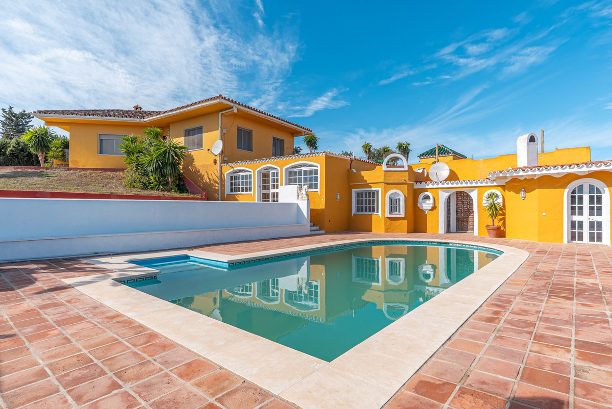 5 Bed - Villa for Rent in Estepona