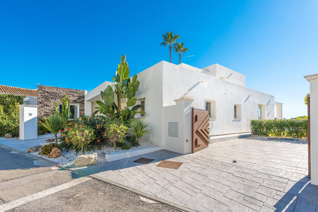 Casa de 4 Dormitorios y 4 Baños en alquiler en Estepona