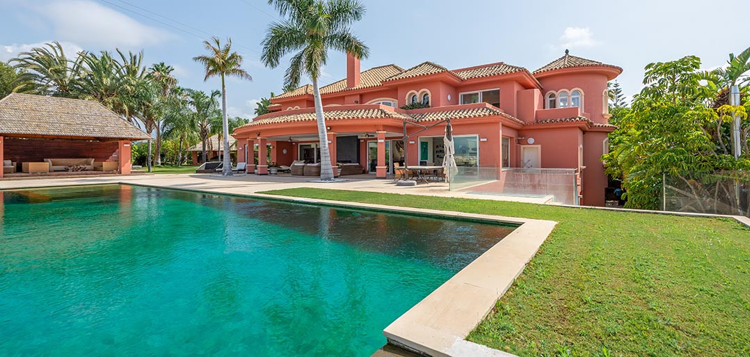 Casa de 8 Dormitorios y 7 Baños en venta en El Paraíso, Estepona