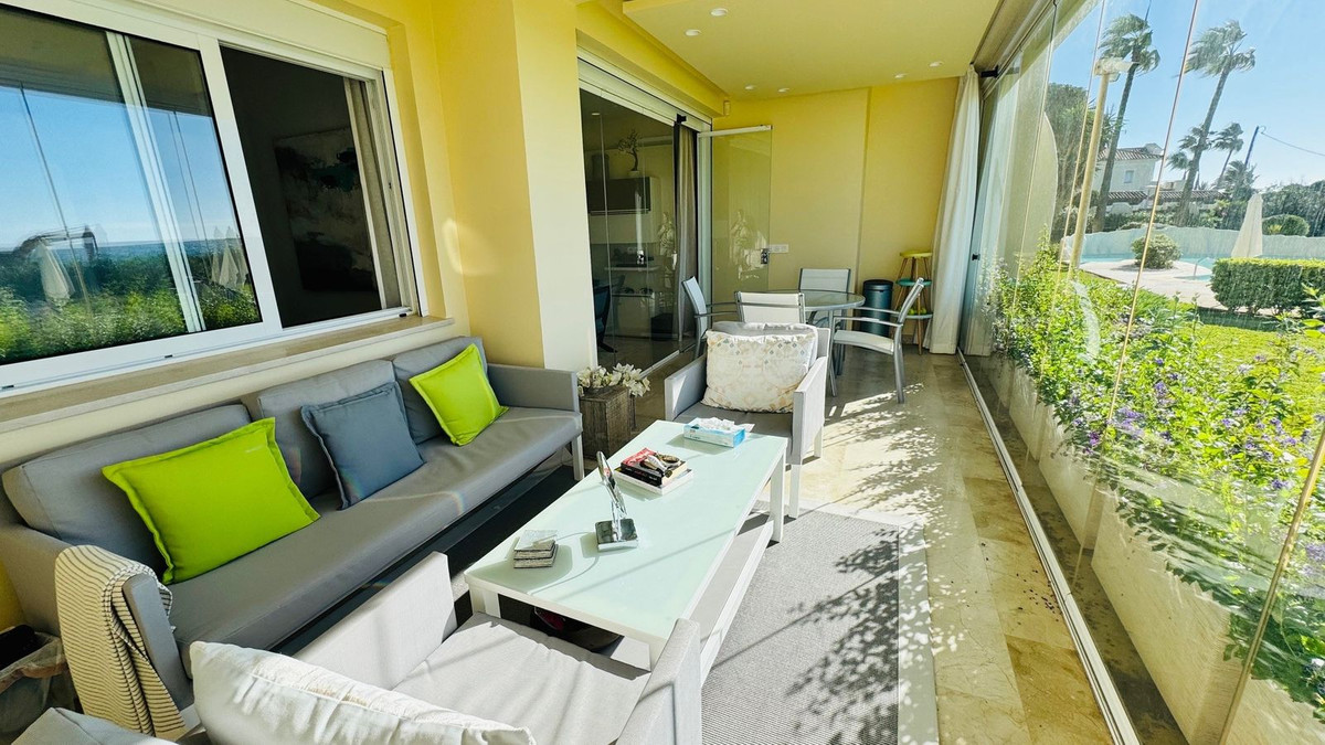 Piso de 2 Dormitorios en venta en Elviria, Marbella