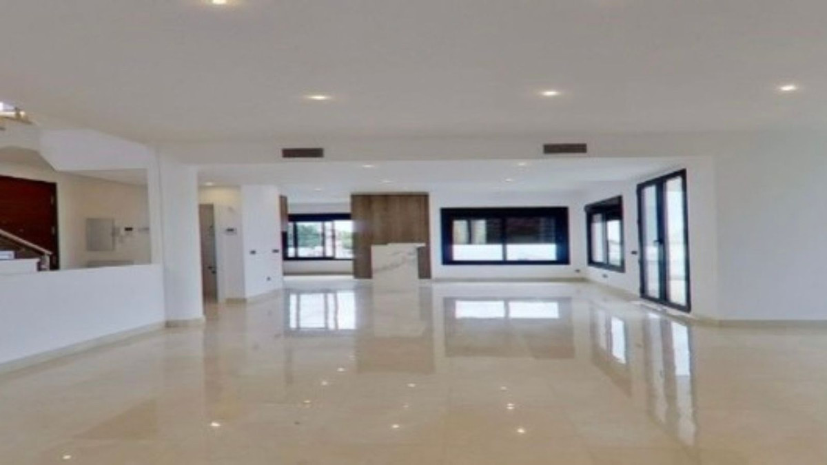 Casa de 5 Dormitorios y 4 Baños en venta en Benalmádena Costa