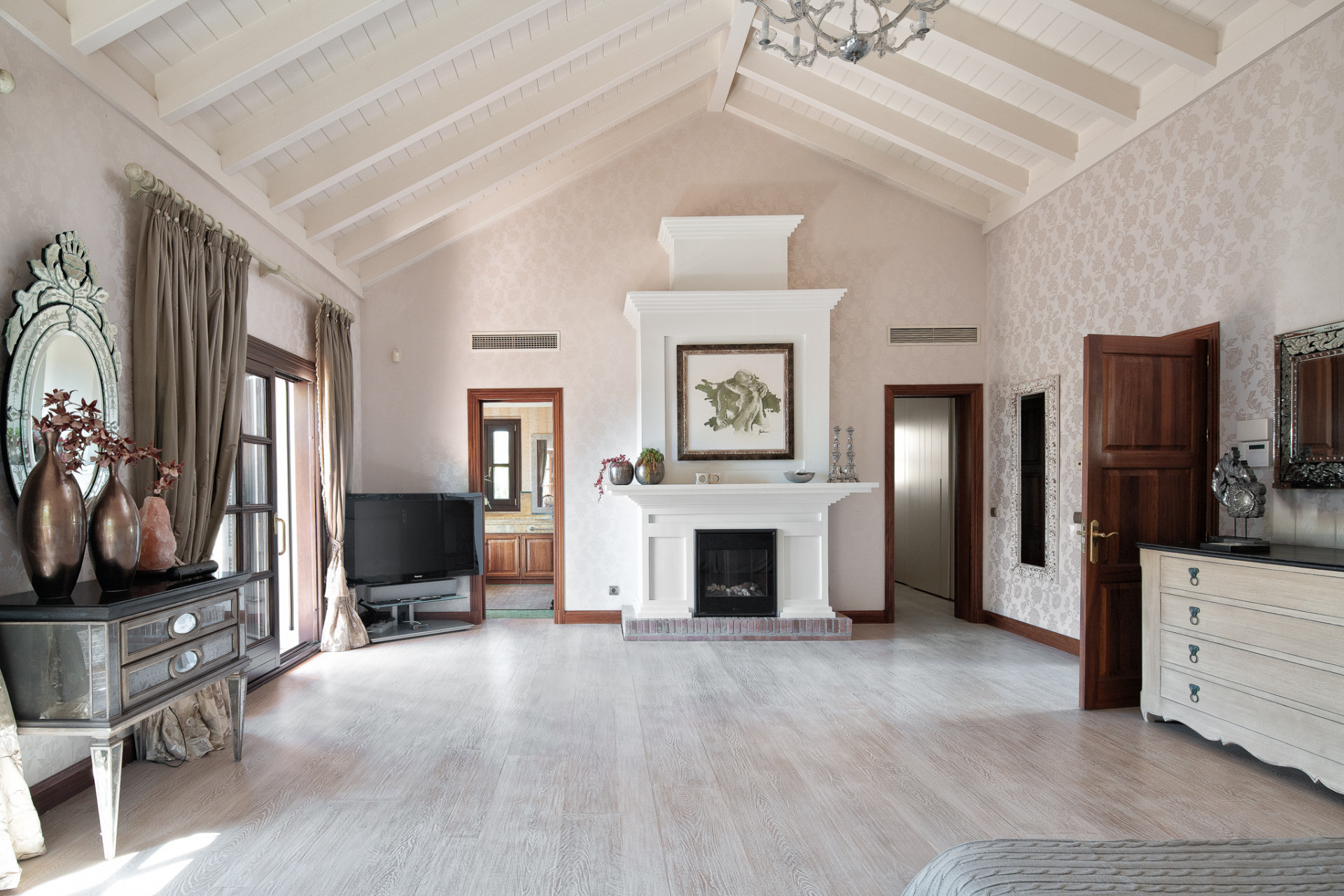 Casa de 6 Dormitorios en venta en Milla de Oro, Marbella