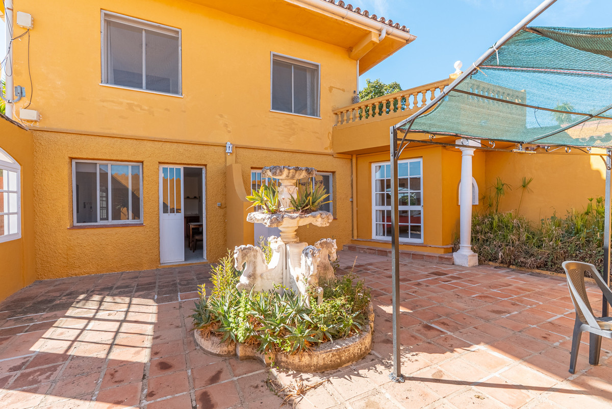 5 Bed - Villa for Rent in Estepona