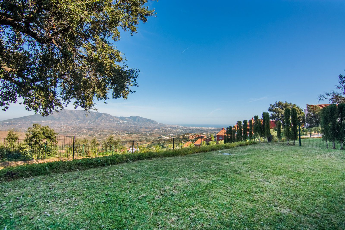 Piso de 2 Dormitorios en venta en La Mairena, Marbella
