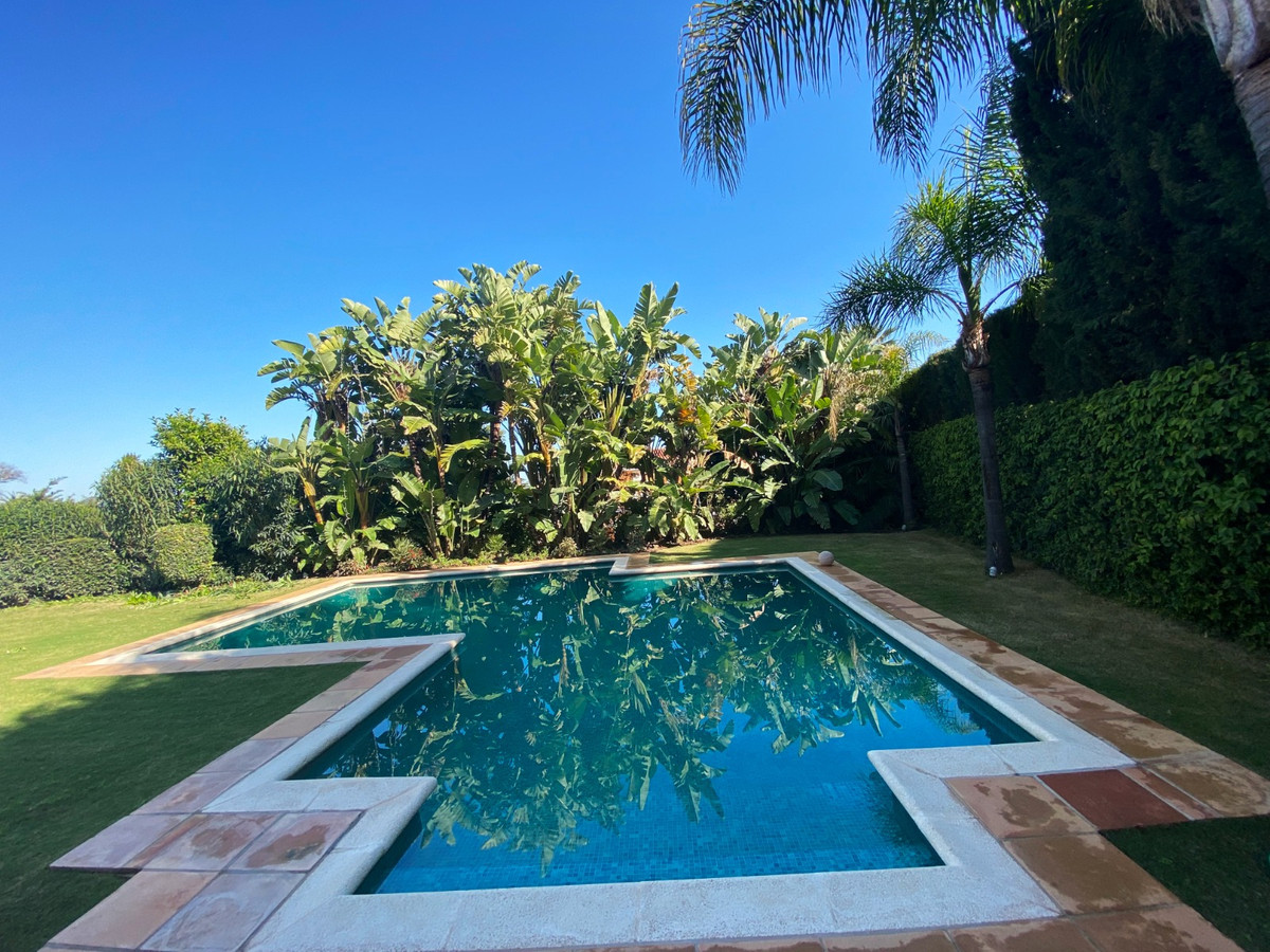 Casa de 5 Dormitorios y 4 Baños en alquiler en Sierra Blanca, Marbella