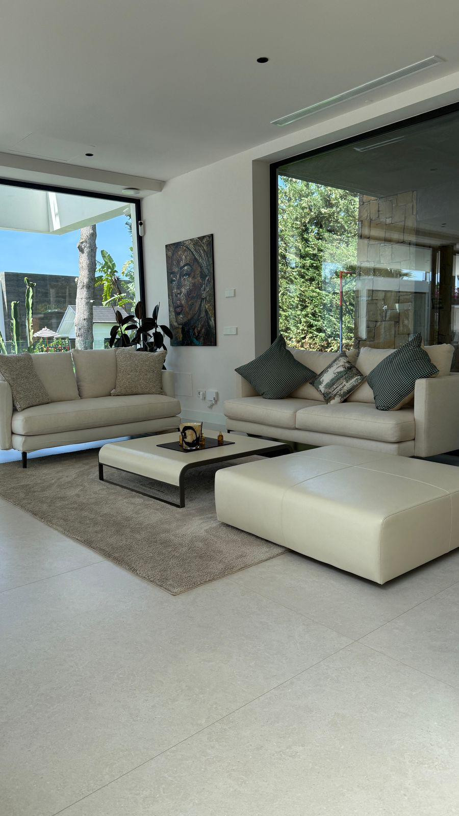 Casa de 5 Dormitorios en venta en Milla de Oro, Marbella