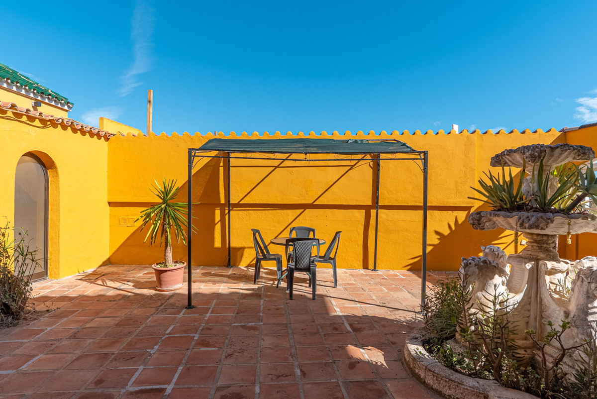 5 Bed - Villa for Rent in Estepona