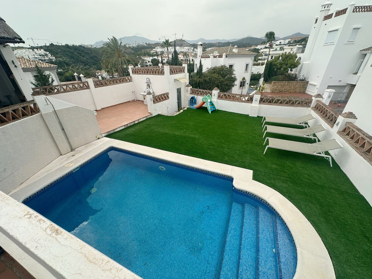 Casa de 5 Dormitorios en alquiler vacacional en Nueva Milla de Oro, Estepona