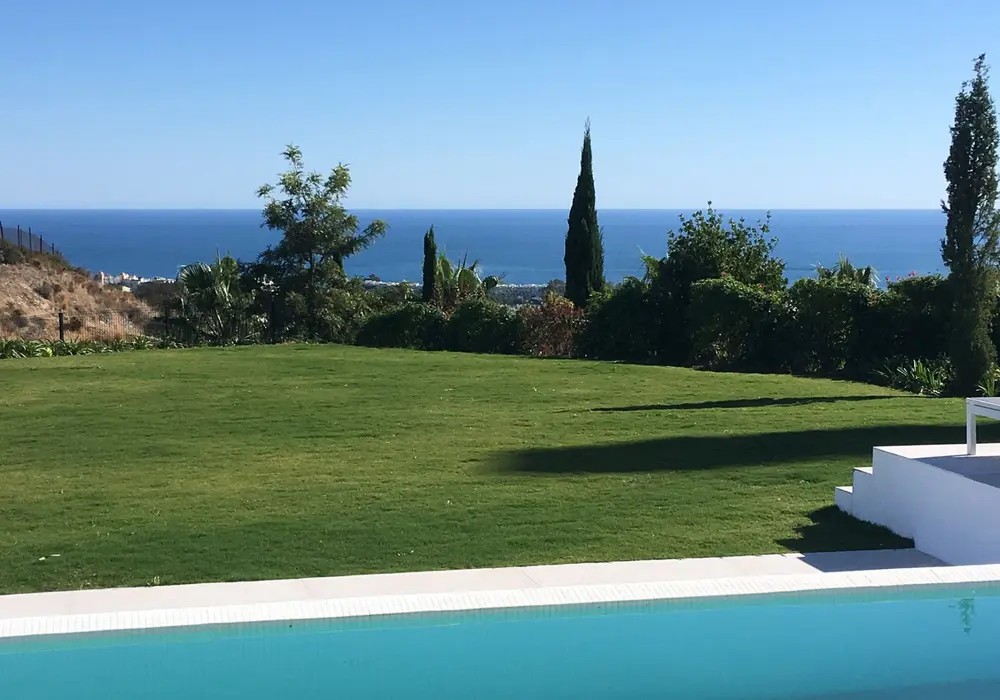 Casa de 9 Dormitorios en alquiler vacacional en Nueva Milla de Oro, Estepona